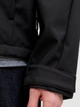 Mouw van zwarte jas met 'Jack & Jones' op de achterkant.