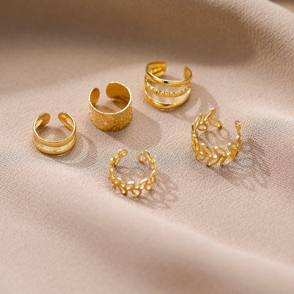 Gebogen Oor Piercing Met Gecentreerd Bloemetje En Verschillende Kristalletjes Zilver