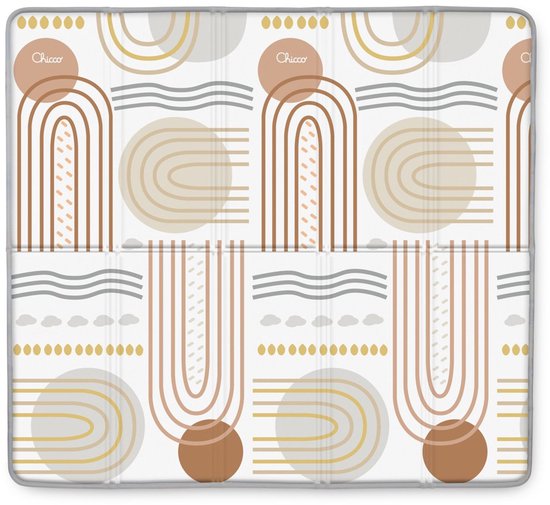Opgevouwen speelkleed met witte achtergrond en geometrische patronen in bruin, beige en grijs.