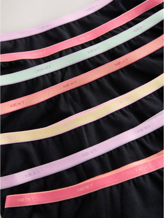 Detail van zwarte bikini-onderbroeken met elastische taillebanden in pastelkleuren met het 'NEXT'-logo.
