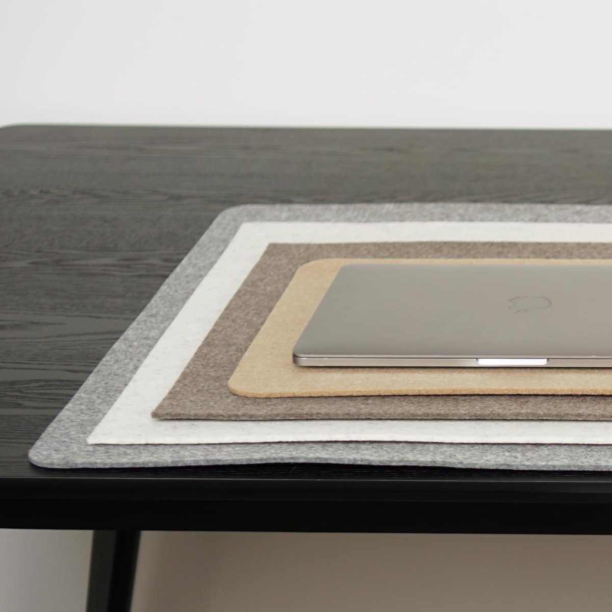Bureauonderlegger Vilt - Bureau mat - Bureau Beschermen - Gemaakt van Gerecycled PET - 90 x 50 cm - Mistgrijs — cadeau in Wonen & Interieur - foto 3