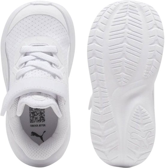 Voorkant en zool van een witte kindersportschoen van Puma. Met klittenbandsluiting, veters en Puma logo.