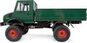 Groene Unimog 1300 L radiografisch bestuurbare truck, zijaanzicht, met oranje velgen.