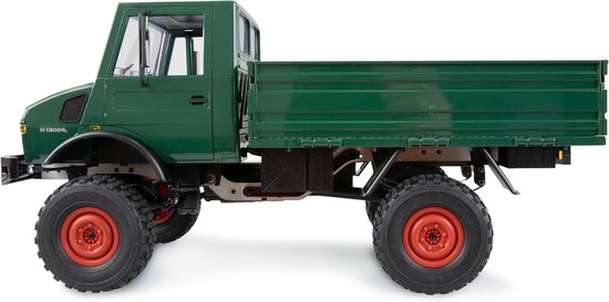 Groene Unimog 1300 L radiografisch bestuurbare truck, zijaanzicht, met oranje velgen.