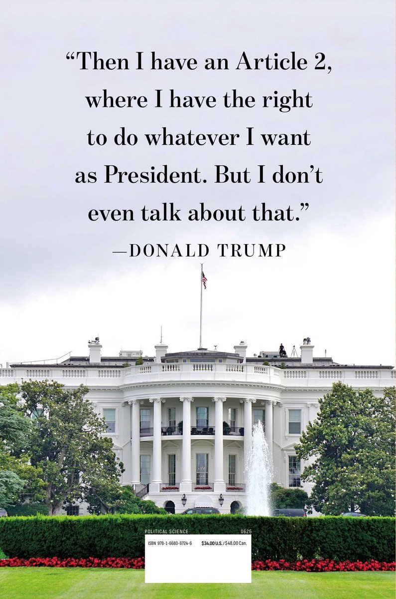 De achterkant van het boek 'Regime Change' met een citaat van Donald Trump en een afbeelding van het Witte Huis.