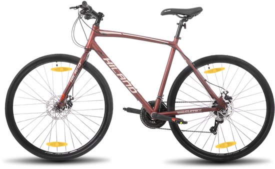 Bordeauxrode Hiland hybride fiets met zwarte banden, gele reflectoren en zilveren velgen. De fiets heeft een 'HILAND' logo op het frame.