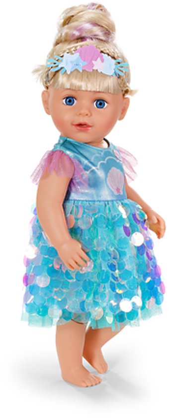 Baby pop met blond haar, in blauwe zeemeerminnenjurk met pailletten en hoofdband.