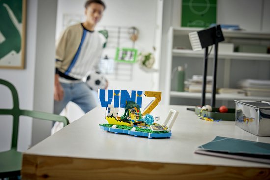 LEGO Editions - Vini Jr. – Faits saillants du football Ensemble de construction de football pour enfants - 43027