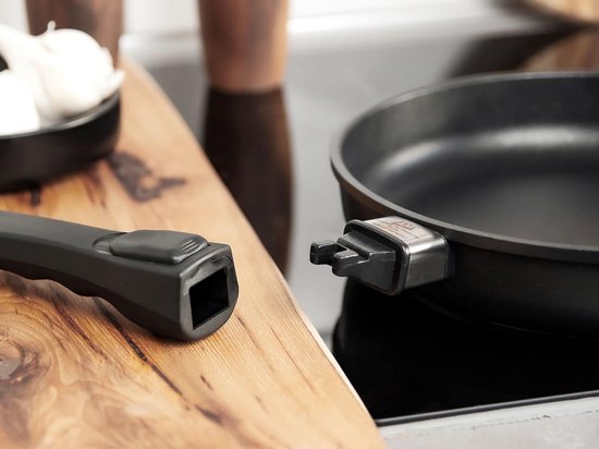 AMT Gastroguss AMZN-428-Z20B Casserole Diameter 28 cm with Removable Handle, Not Suitable for Induction, Lotan® Non-Stick Coating, Cast Iron Pan (Cast Air), AMZN-428-Z20B — afbeelding 4