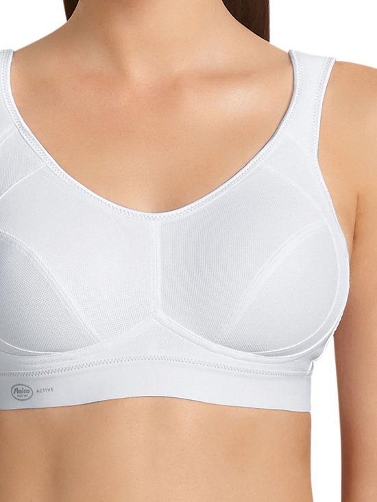 Een close-up van een witte sportbeha met een V-hals en een band onder de buste.