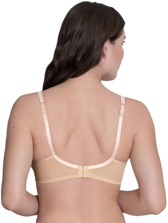 Zicht op de achterkant van een beige beugel-bh met verstelbare bandjes en haakjes sluiting.