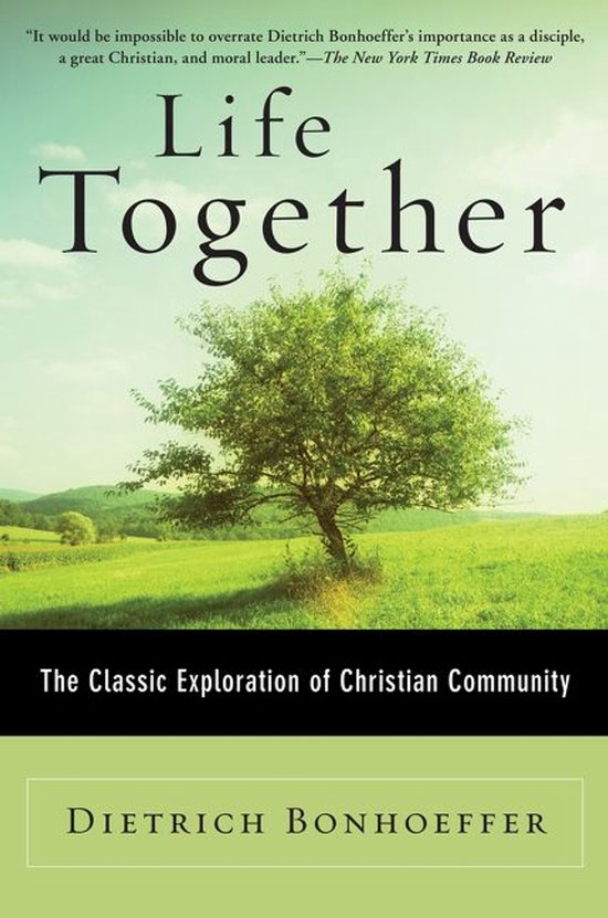 Livre 'Life Together' de Dietrich Bonhoeffer, avec une image d'un arbre dans une prairie verte.