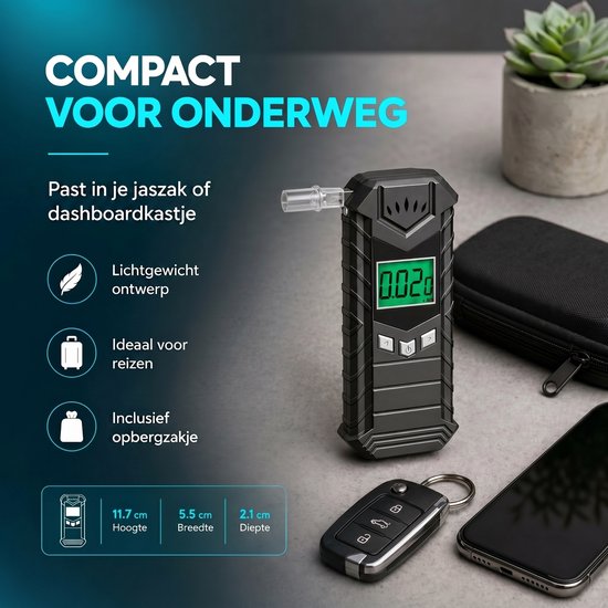 Zwarte digitale alcoholtester met groen display, naast een smartphone, autosleutels en een zwarte opbergtas.