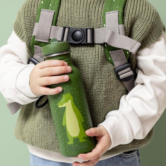 Groene drinkfles met Mr. Alligator print en witte stippen, gedragen door een kind met rugzak.