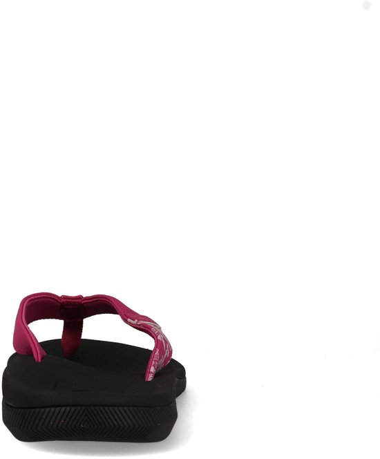 Achterkant van zwarte slipper met fuchsia bandje en bloemenprint.
