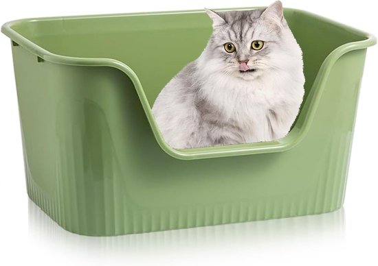 Lichtgroene kattenbak met een hoge, ronde instap. Een grijze kat likt zijn bek, zittend in de bak.