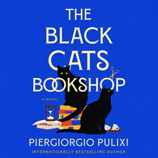 Boekomslag met de titel 'The Black Cats Bookshop' in gele letters op een blauwe achtergrond. Twee zwarte katten zitten op boeken, naast een zandloper en een mok.