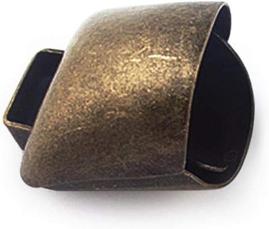 Zijaanzicht van een bronzen koeienbel met een verweerde metalen afwerking.