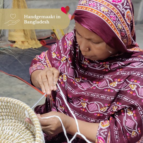 Handgemaakte mand van kaisagras door een vrouw in Bangladesh.