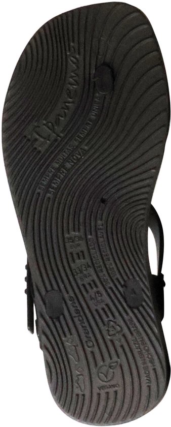 Onderkant van een zwarte Ipanema slipper met golvend profiel.