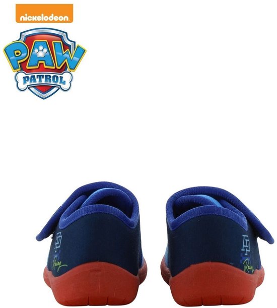 Achterkant van blauwe Paw Patrol pantoffels met rode zolen. Met 'Racing' op de zijkant.