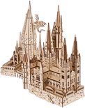Houten model van Zweinstein kasteel met gedetailleerde torens en ramen. Lichte houtkleur. Witte achtergrond.