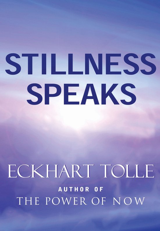 Boek 'Stillness Speaks' van Eckhart Tolle, auteur van 'The Power of Now'. Abstracte achtergrond in paars en blauw met zonlicht.