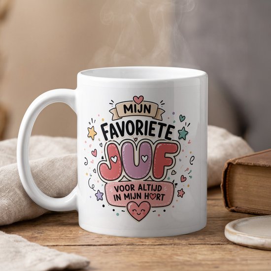 Witte mok met de tekst "MIJN FAVORIETE JUF VOOR ALTIJD IN MIJN HORT" in kleurrijke letters, versierd met hartjes en sterren. Stoom komt uit de mok.