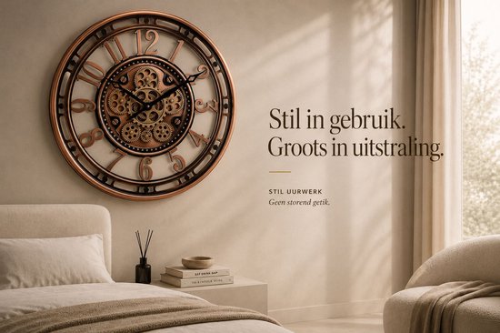 Koperen wandklok met tandwielmechanisme in een slaapkamer. Tekst: 'Stil in gebruik. Groots in uitstraling.'