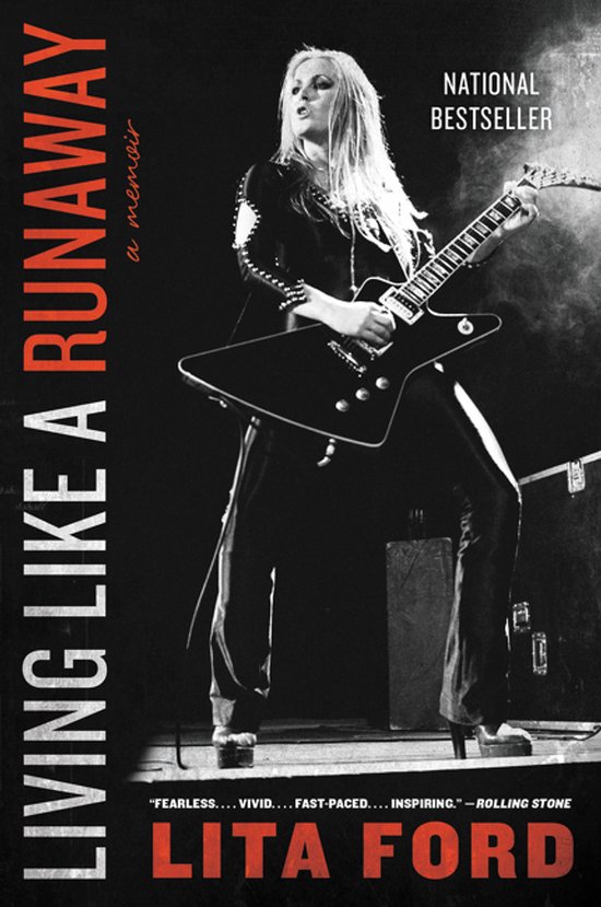 Boekomslag: Lita Ford op een podium met gitaar. Titel: Living Like a Runaway. National Bestseller.