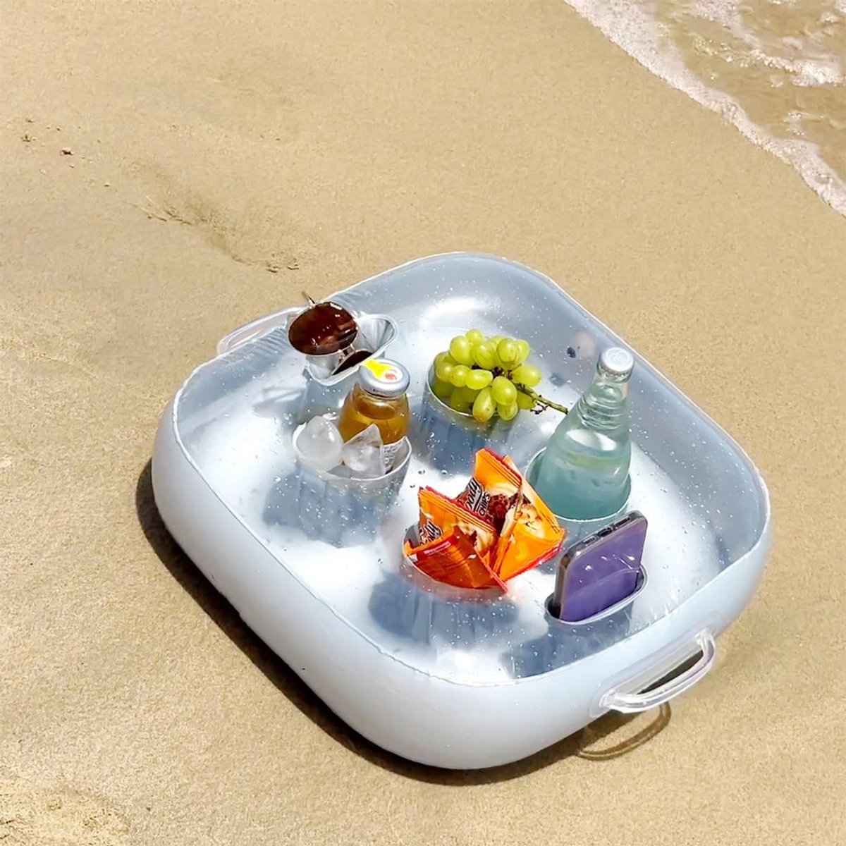 Dit opblaasbare drankrek voor bij het zwembad heeft vier grote vakken en drijft, waardoor het perfect is voor jacuzzi's en strandfeesten. Er passen flessen, snacks en telefoons in.