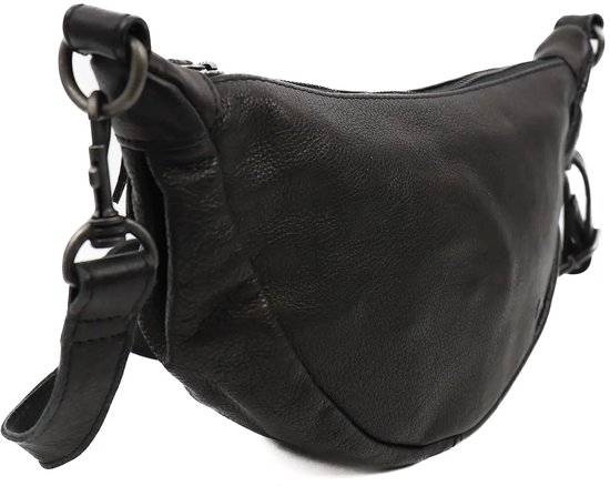 Zijkant van een zwarte leren crossbodytas met gebogen vorm, metalen ringen en een verstelbare band.