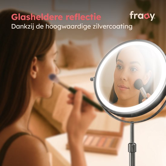 Vrouw brengt make-up aan met Fraay LED spiegel. Glasharde reflectie dankzij hoogwaardige zilvercoating.