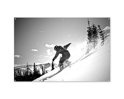 Tuinposter 180x120 cm - Tuindecoratie Een snowboarder balanceert op zijn board op de piste - zwart wit - Poster voor in de tuin - Buiten decoratie - Schutting tuinschilderij - Tuindoek muurdecoratie - Wanddecoratie balkondoek