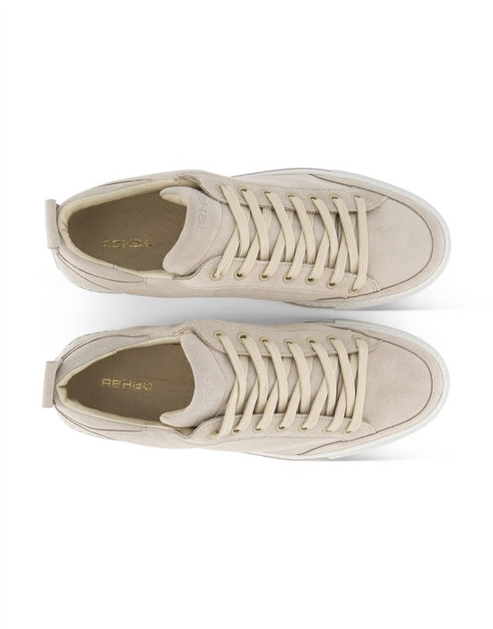 Crème suède lage sneakers met beige veters, van bovenaf gezien.
