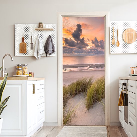 Deursticker met zonsondergang, strand en duingras, in een keuken.