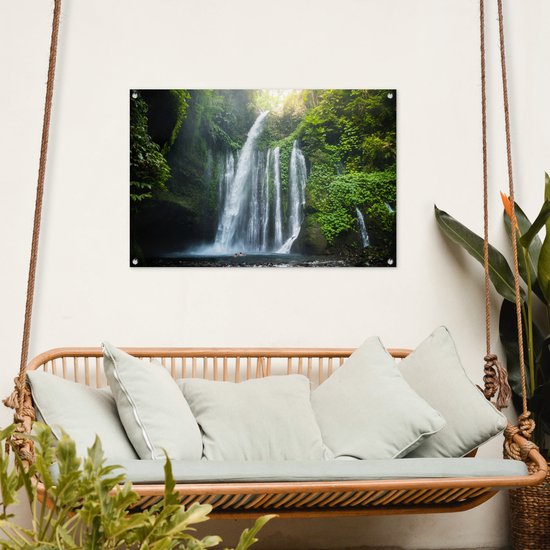 Tuinposter 90x60 cm - Tuindecoratie Waterval in de jungle van het Nationaal park Gunung Rinjani op Lombok - Poster voor in de tuin - Buiten decoratie - Schutting tuinschilderij - Tuindoek muurdecoratie - Wanddecoratie balkondoek