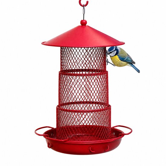 Rood vogelhuisje met drie lagen en een dienblad, een blauwe mees zit aan de zijkant.