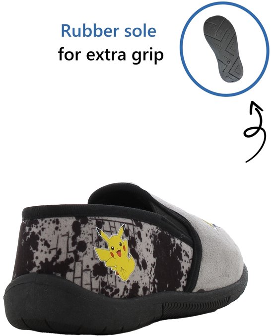 Grijze pantoffel met Pikachu, zwart-witte spetters en tekst 'Rubber sole for extra grip'.