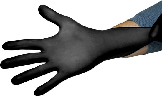 Zwarte nitril wegwerphandschoen, maat S, om een hand met blauwe mouw. De handschoen wordt omhoog getrokken.