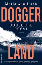 Boekomslag van Maria Adolfsson's Doggerland 8 - Dodelijke oogst, een thriller. Een besneeuwde weg kronkelt langs een fjord.