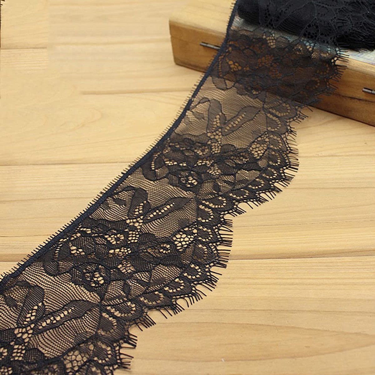 Dailygoods- Kant Vintage Met Kwastjes - Sierband - Kanten Stof - Doe-Het-Zelf Knutselen - Naaien - 1 Stuk 9 cm