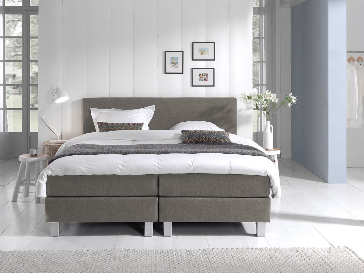 Boxspring Eefje - Beige - 140 x 200 cm | Inclusief gratis topper en antislip