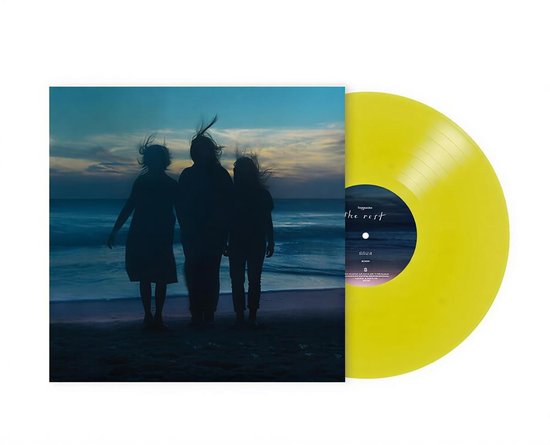 Gele vinyl single met hoes van 'the rest' van boygenius. Drie figuren staan op een strand bij zonsondergang.