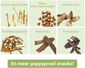 Collage van zes verschillende soorten puppy-proof hondensnacks: zachte puppykluifjes, beloningssnoepjes, konijnenoren, rundvlees spaghetti, vleesstrips en penssnacks.
