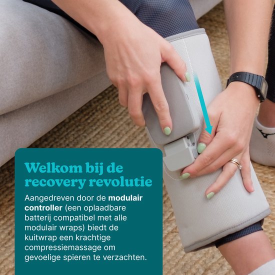 Close-up van handen die een grijze compressiebandage met witte controller bevestigen. Blauwe pijl toont bevestiging.