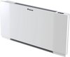Witte Daikin Altherma HPC warmtepomp met een platte, rechthoekige vorm en zwarte lamellen aan de boven- en onderkant. Een klein digitaal display is zichtbaar rechtsboven.