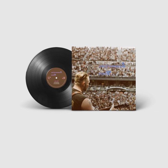 Zwarte vinylplaat met blauw label en een hoes met een man die gitaar speelt voor een menigte.