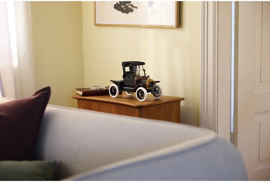 LEGO Icons Ford Model T in een woonkamer, op een houten kast.