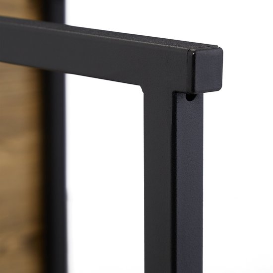 Detail van een zwart metalen tafelpoten met een houten tafelblad.